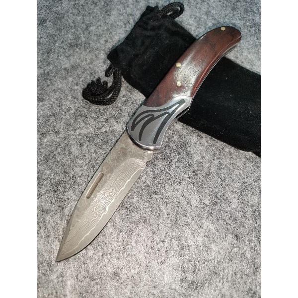 มีดพับเหล็กดามัสกัส67ชั้นแกนกลาง VG10
ด้ามจับ ไม้ชิงชัน
คอเหล็กสแตนเลส
ความแข็ง 58-60 HRC