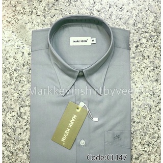เสื้อเชิ้ตสีเทาอมเขียว มีกระดุมปกด้านใน มีทั้งแขนสั้นและแขนยาวนะคะ