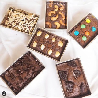 บราวนี่  เข้มข้นด้วยช็อกโกแลต หนึบหนับ รสชาติเข้มข้น Brownie  chocolate ชิ้นละ 40 บาท ขั้นต่ำ 6 ชิ้น ร้าน circlecookie2