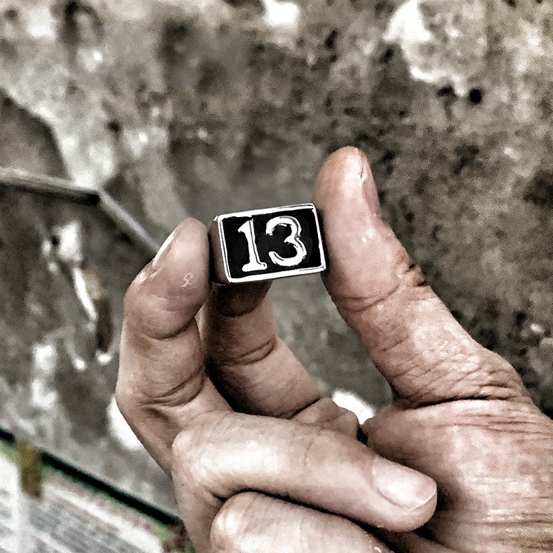 แหวนแฟชั่นผู้ชายสแตนเลสสีเงินขนาด 7-14 Lucky 13