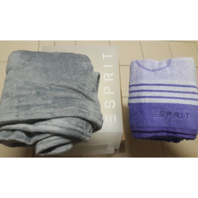 ชุดผ้าห่ม Fleece Comfy พร้อมผ้าเช็ดตัว Cosy จาก ESPRIT มูลค่า 2,980 บาท