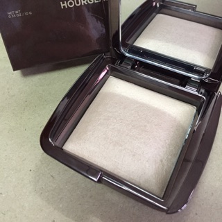 Hourglass ambient lightening powder สี dim light