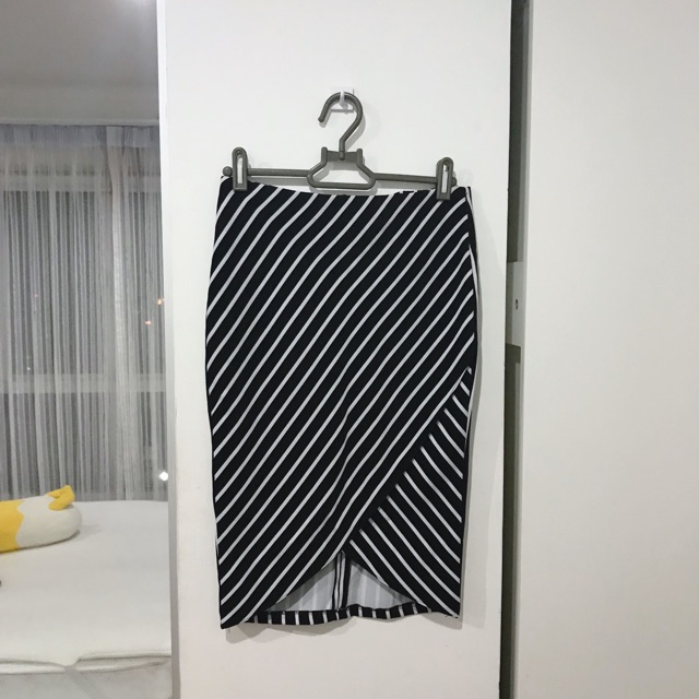 Shop kawi กระโปรงผ่าด้านหน้า ขาวดำ sexy มากค่ะ