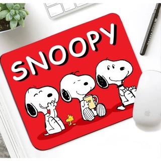 SNOOPY R แผ่นรองเม้าส์ แผ่นรองเมาส์ เมาส์ สี่เหลี่ยม ลาย SNOOPY RED ขนาด 21 x 26 cm สวยงาม น่าใช้งาน งานสวย MANOPNEST