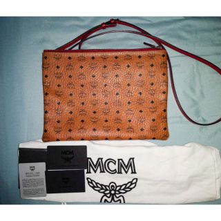 กระเป๋า MCM POUCH  ของแท้100เปอร์เซ็นต์​ มือสอง สภาพดี มีอุปกรณ์​ครบ​ มีสายยาวเป็น cross body 🇰🇷🇰🇷ราคา 5900บาท