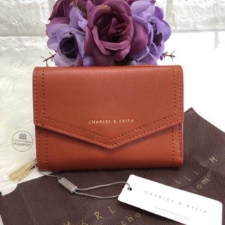 CHARLES &amp; KEITH SMALL ENVELLOPE WALLET BAG สีน้ำตาลอมส้มอิฐ