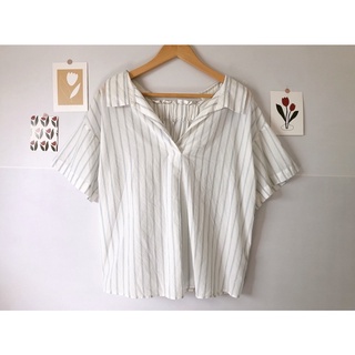 Lowrys farm เสื้อผ้า Lyocell ผสมคอตตอน พื้นขาวลายทางฟ้า คอปก สม็อคหลัง