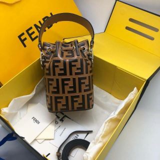 Fendi mini bag งาน ori full box set
หนังแท้ คุณภาพดี ดาราเซเล็บใช้กันเยอะ