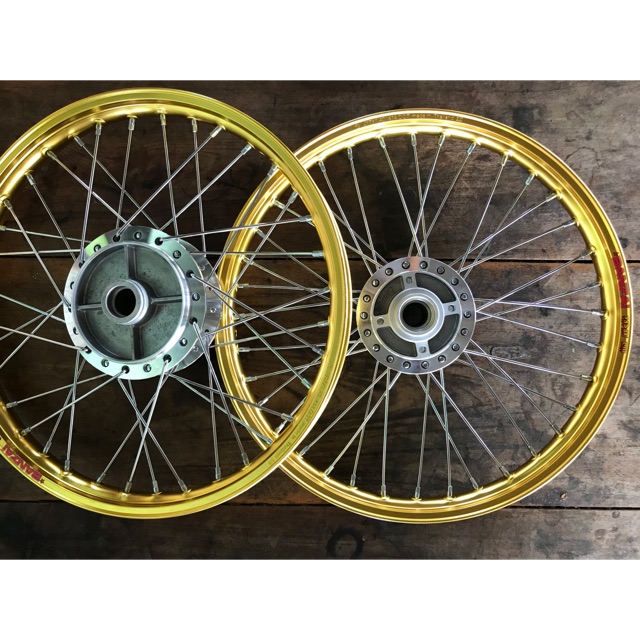 ชุดล้อขอบ17 นิ้ว สีทองB พร้อมใส่ สำหรับ เวฟ125R,เวฟ100s u-box