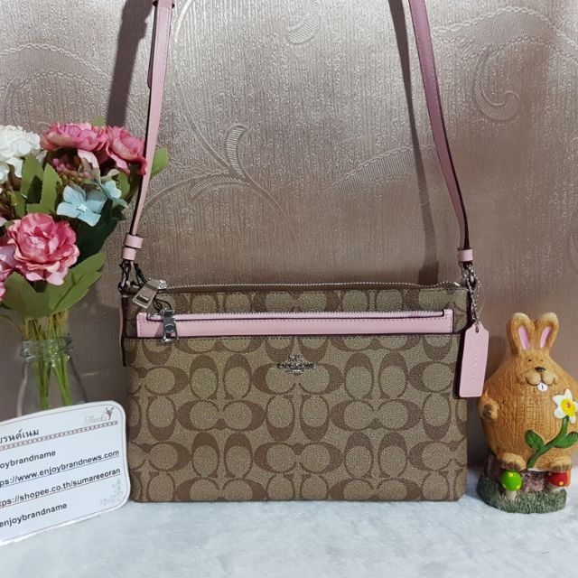 COACH F58316 EAST/WEST CROSSBODY WITH POP UP POUCH IN SIGNATURE
COLOR : SILVER/KHAKI BLUSH 2