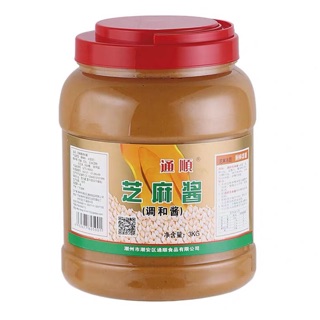 ซอสงา(通顺芝麻酱)1ขวด3kg เป็นซอสที่มีกลิ่นหอมของงาบด มีรสชาติหอมอร่อยกลมกล่อม สามารถปรุงอาหารได้หลากหลายเมนู เช่น สลัดทูน่า