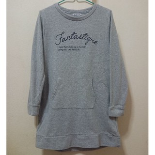 เสื้อกันหนาวสเวตเตอร์คอกลมมือสองญี่ปุ่นสีเทาผ้าหนาผ้านุ่ม แบรนด์FLOATING