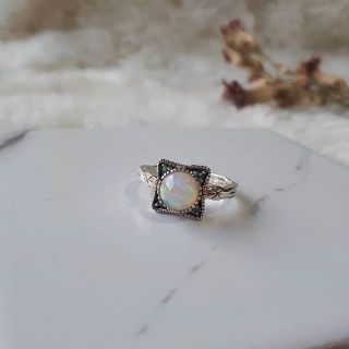 Opal Ring​ แหวนโอปอลเม็ดเดี่ยว ประดับพลอยบลูโทพาสด้านบน น้ำสวยกริบ พลอยเหลือบแสง เกรดพรีเมียม