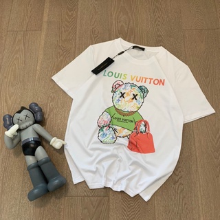 เสื้อยืดแขนสั้น คอกลม พิมพ์ลายป้ายแท็ก Lv Louis Vuitton และป้ายคอลลาร์ สไตล์ยุโรป แฟชั่นฤดูร้อน สําหรับผู้ชาย และผู้หญิง