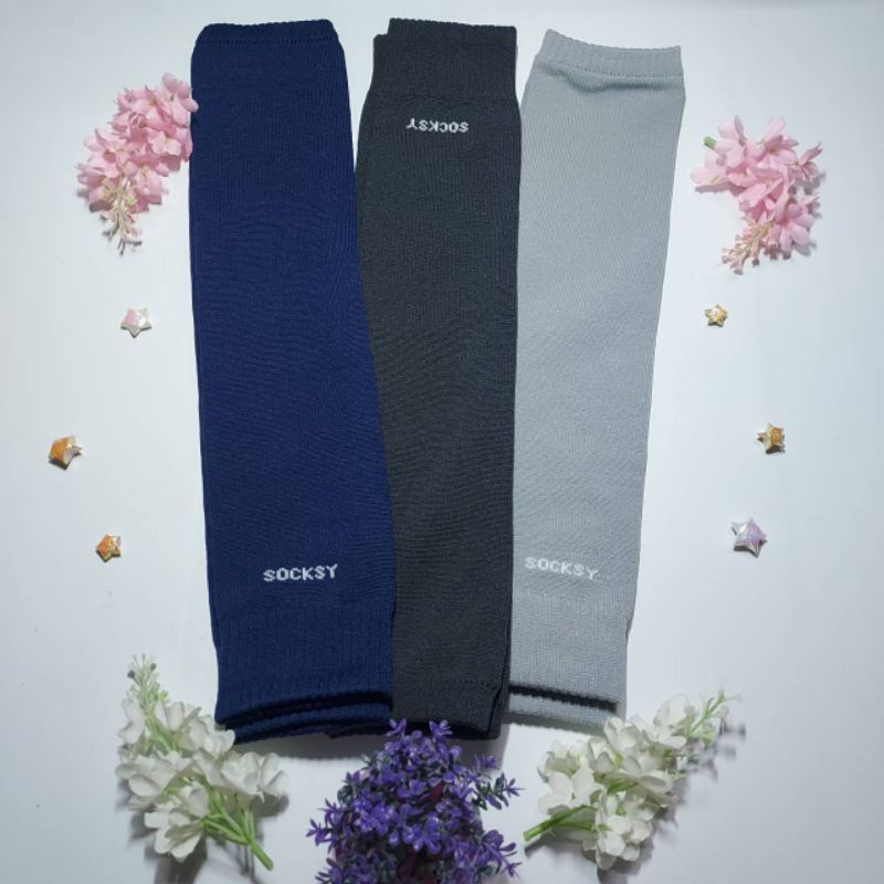 ปลอกแขนพื้นโทนสีเข้มค่ะ  เนื้อผ้ายืดหยุ่นดีคู่ล่ะ22บาท