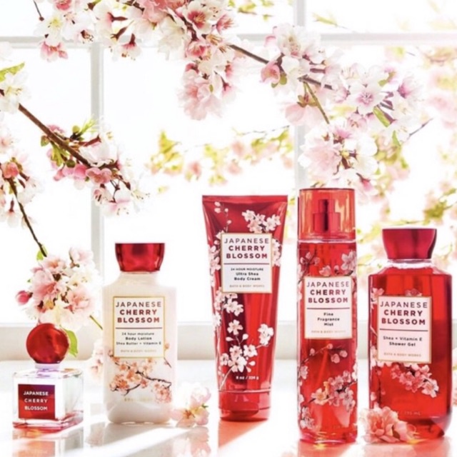 Bath & Body Works Japanese Cherry Blossom Signature Fine Fragrance Mist สเปรย์น้ำหอมกลิ่นหอมติดตัวตลอดวัน 236 g.
