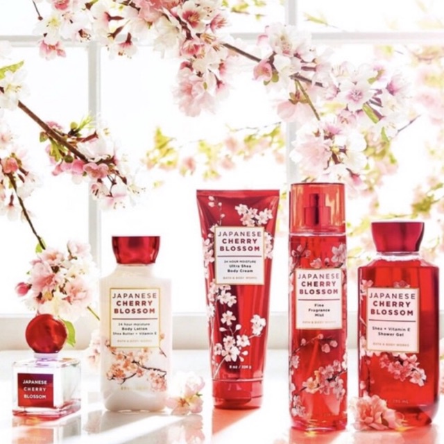 Bath & Body Works Japanese Cherry Blossom Signature  Fine Fragrance Mist สเปรย์น้ำหอมกลิ่นหอมติดตัวต