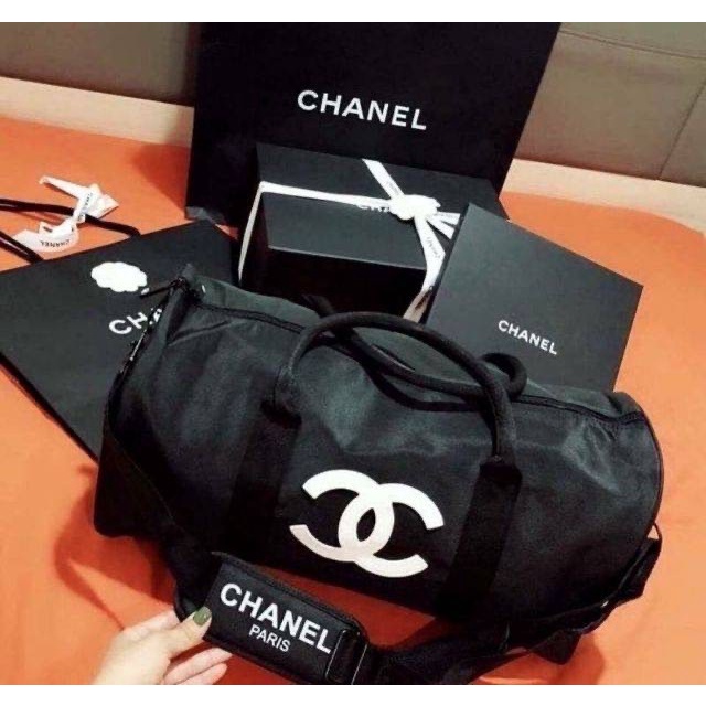 กระเป๋าถือเดินทาง Chanel Travel Bag  ช่วงเวลาของการเดินทางกำลังกลับมาอีกแล้วค่ะ พร้อมส่ง