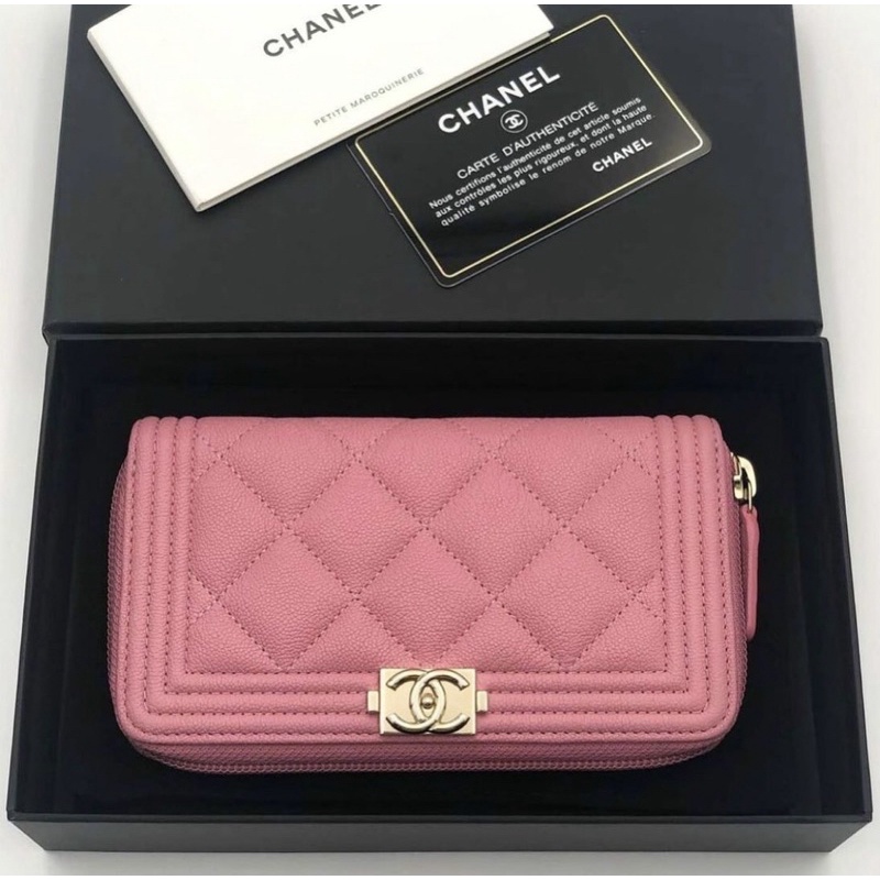 Used like new Chanel Boy Zippy Medium Wallet 6” Holo30