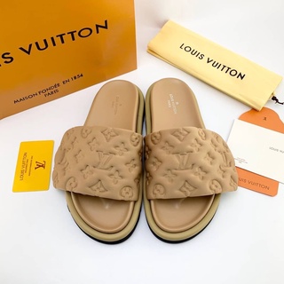 LOUIS VUITTON POOL PILLOW COMFORT SLIDE SANDALS รองเท้าแตะแบบสวม แบรนด์หลุยส์วิตตอง ปั๊มบุ๋มตัวหนังสือ LV สัญลักษณ์โลโก้