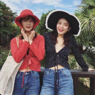 Best Quality 💯
Detail  : เสื้อผูกหน้าแขนยาว แต่งกุ้น ผ้าเนื้ออย่างดี ไม่บาง สุดแซ่บ ห้ามพลาด polka Dot
