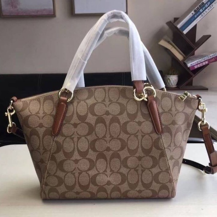 💰ผ่อนได้ 👜Coach Kelsey กระเป๋าสะพายทรงพัด 13"