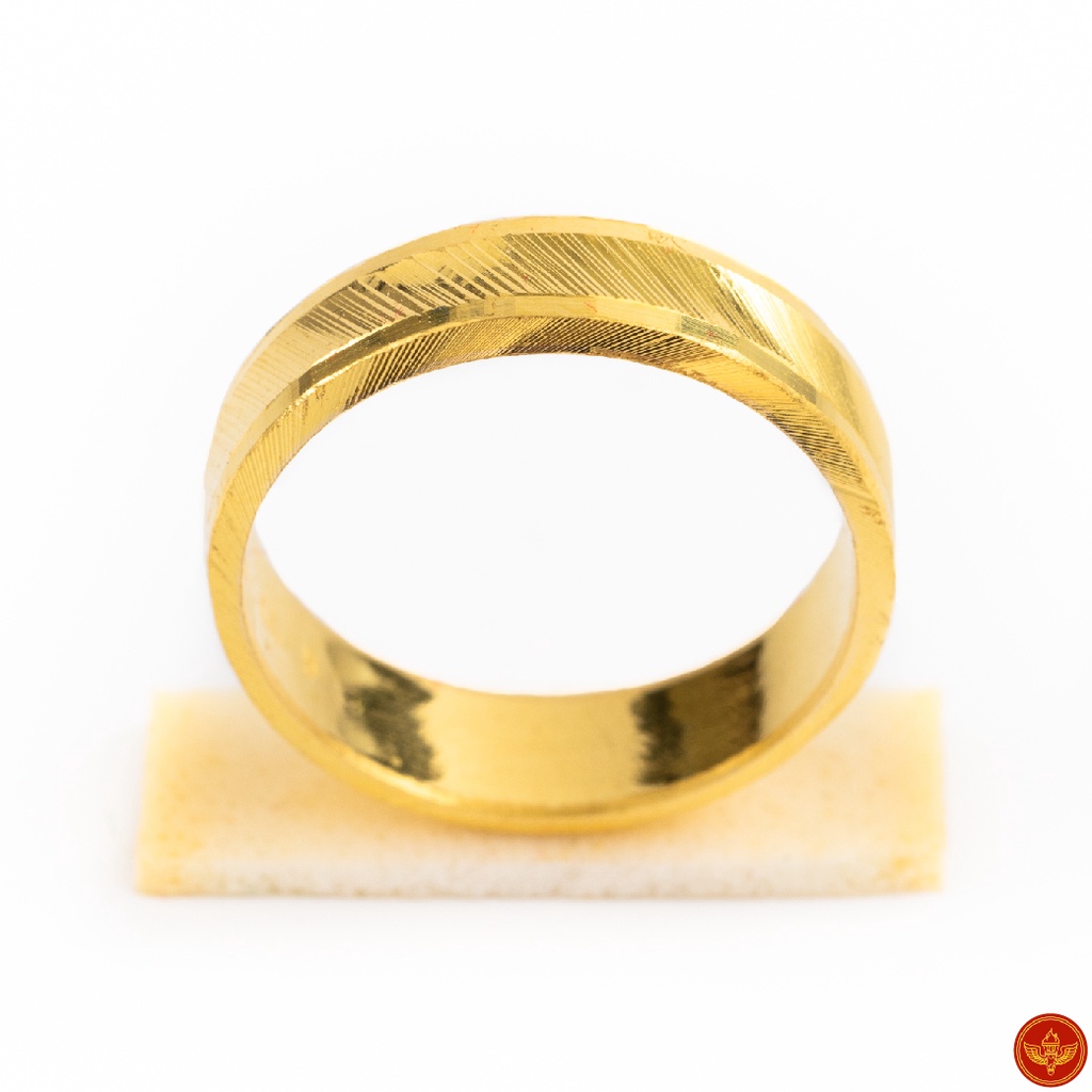 LSW แหวนทองคำแท้ ครึ่ง สลึง (1.89 กรัม) ลายปอกมีดเหลี่ยมรุ้งรอบวง RB-68