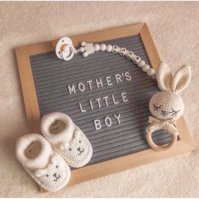 กระดานอักษร ไม้โอ็คแท้100% ลายไม้สวย เรียบ ไม่ด่าง ฟรี!!ชุดอักษรสีขาว x2,ขาตั้งไม้, ถุงผ้าเก็บอักษร นำไปติดข้อความได้เอง