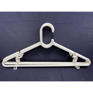 หนากว่าเดิม! ไม้แขวนเสื้อ แพ็ค 4 สีขาว ลายเส้นลดล้างสต็อค Clothes Hangers Pack size of 4 pcs White Color Curve design