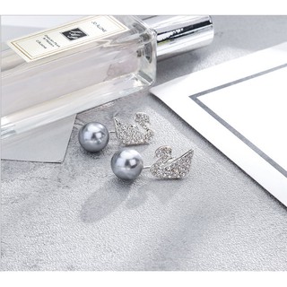 SWAROVSKI เครื่องหมายต่างหูหงส์กับอมุก -สีเงิน