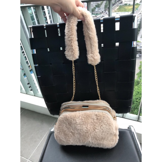 โค้ดส่วนลด 100฿ NEWJIAI [ALTROSE] กระเป๋าสะพายไหล่ น้องขนฟู สีครีม ช่องเยอะ เก็บของดี