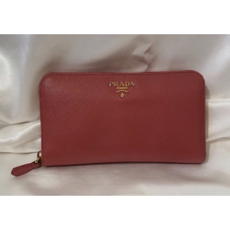 Prada zippy wallet (used) 100%