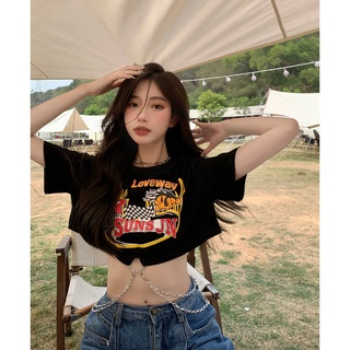 เสื้อยืดครอป เอวลอย แต่งสายโซ่สั้น สีดํา เข้ากับทุกการแต่งกาย แฟชั่นฤดูร้อน สําหรับผู้หญิง