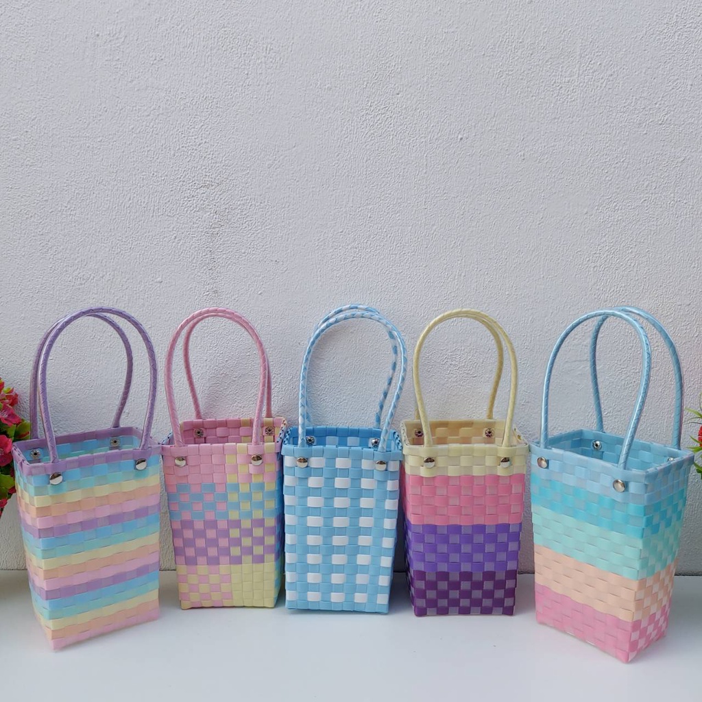 กระเป๋าสานเส้นพลาสติก กะเป๋าทรงสี่เหลี่ยม ทรงสูง ใส่ขวดน้ำ แก้วน้ำ รุ่นหวานเจี๊ยบ ขนาด กว้าง11 ยาว 14 สูง21.5 CM