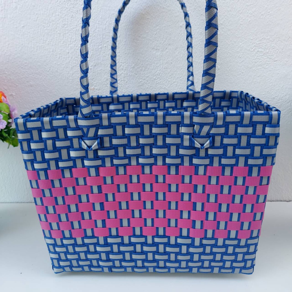 ตระกร้าสานเส้นพลาสติก ตระกร้าจ่ายตลาด กระทัดรัด ขนาด กว้าง17ยาว29สูง22 CMขอบปาก