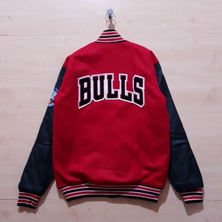 เสื้อแจ็กเก็ต หนังวัวแท้ ลาย NBA VINTAGE CHICAGO BULLS สีแดง สีดํา