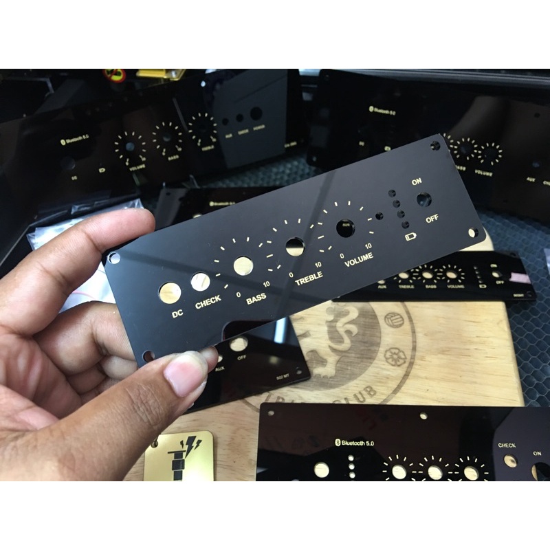 เพลท ตู้ลำโพง แอมป์เขียว   2×20W ขนาด 15x5 ซม. (สต๊อกเวล 2)