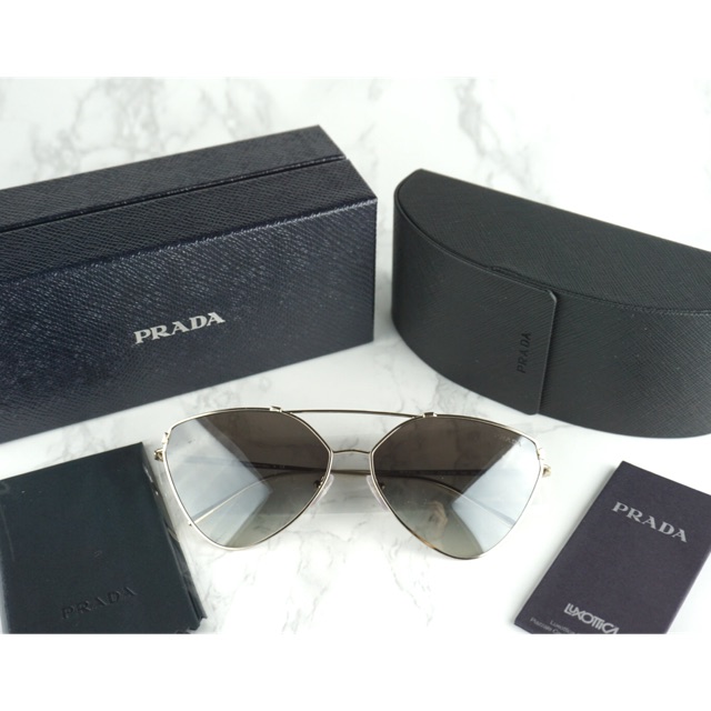 แว่นตากันแดด Prada ทรง cat eye