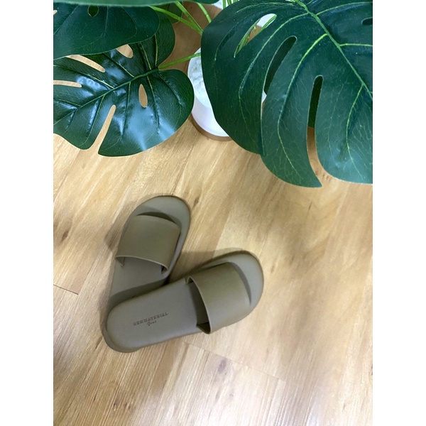 รองเท้าแตะมินิมอลgem.material