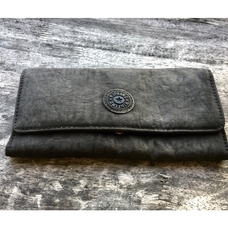 กระเป๋าสตางค์ผ้าใบยาวสีดำ Kipling ของแท้สภาพดี มีร่องรอยตามการใช้งาน