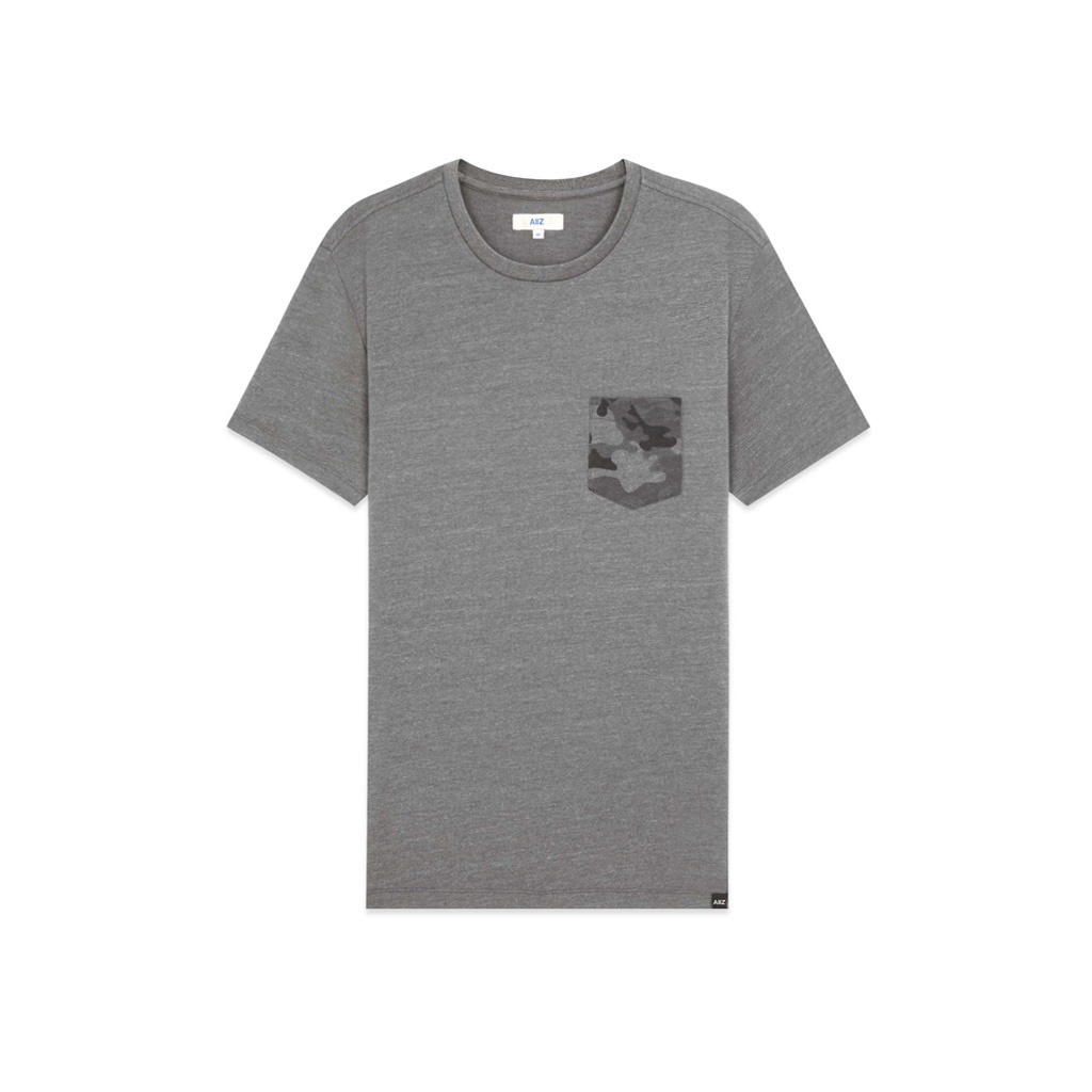 AIIZ (เอ ทู แซด) - เสื้อยืดผู้ชาย กระเป๋าเสื้อพิมพ์ลาย  Men's Graphic Pocket Round Neck Tee