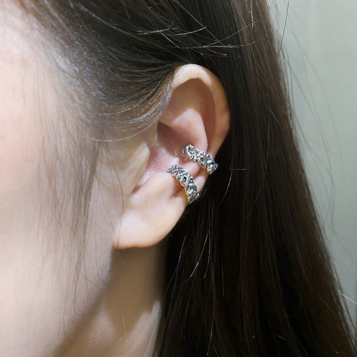 ake ake Braided 2.0 Ear Cuff ต่างหูหนีบเงินแท้ไม่ต้องเจาะหู แกะมือลายดอกลิลลี่ยุโรปพันเกลียวเถาวัลย์ ***ขายเป็นชิ้น/ข้าง