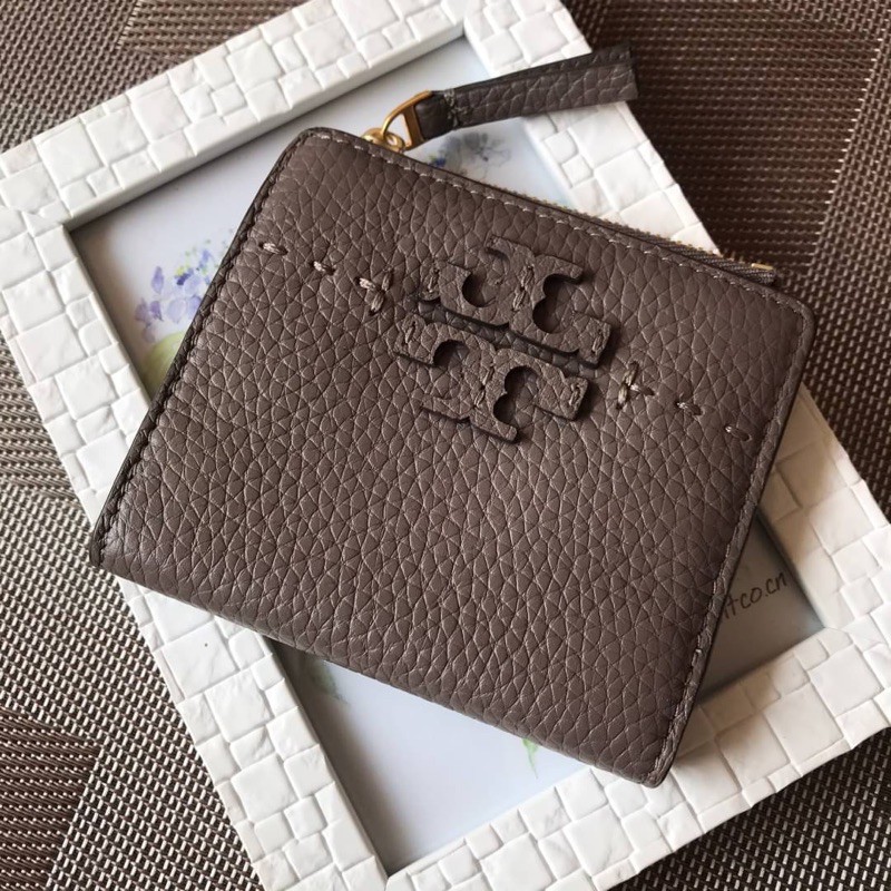 (ผ่อน0%) กระเป๋าสตางค์ TORY BURCH - Mcgraw Mini Foldable Wallet 45246 Silver Maple 963 หนังแท้ สีเทาเข้ม ใบเล็ก 2 พับ