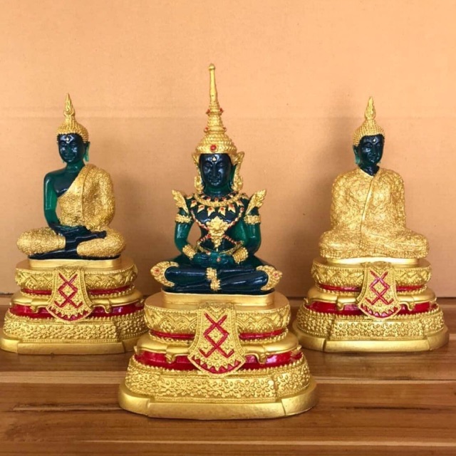 พระแก้วมรกต 3 ฤดู หล่อจากแร่เหล็กน้ำพี้แท้100% 1 เซ็ต มี 3 องค์ ขนาดหน้าตัก 5 นิ้ว ,ฐานกว้าง 6.5 นิ้ว ,สูง 11 นิ้ว