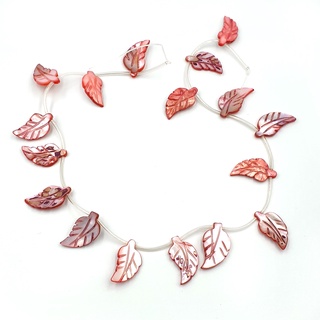 ลูกปัดเปลือกหอยแท้รูปทรงใบไม้แกะลาย 2 หน้า (Mother of Pearl Red Leaf 14x25 mm) สีแดง (LZ-0577)