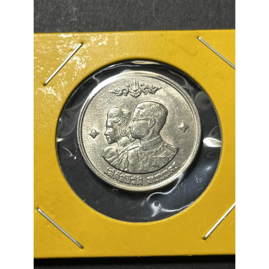 เหรียญ 1 บาท เสด็จนิวัติพระนคร ด้านหลังตราแผ่นดิน ปี 2504 (ไม่ผ่านใช้ เก่าเก็บ) จำนวน 1 เหรียญ