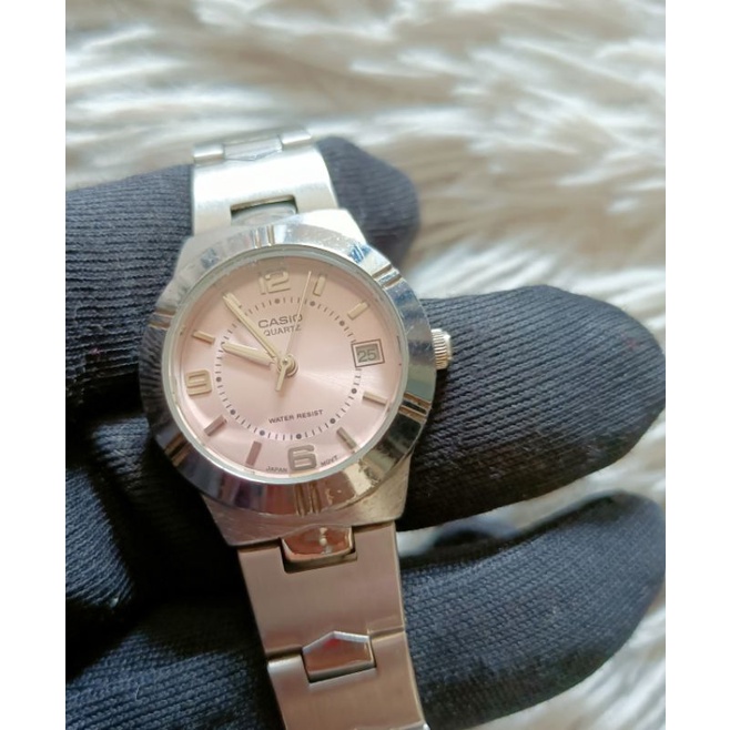 นาฬิกาแบรนด์เนม casioรุ่น LTP1241 หน้าปัดสีชมพูอ่อนตัวเรือนสีเงินสายสแตนเลส ของแท้ 100% มือสองสภาพสวย