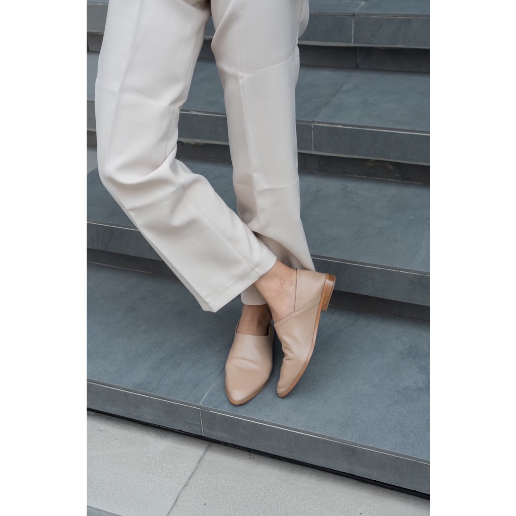 รองเท้าหนังรุ่น EVERLY/ Soft Beige รองเท้าโลฟเฟอร์หัวแหลมทรงสวย สำหรับสาวเก๋ แบรนด์ THANK YOU SUMMER