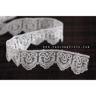 เทปผ้าลูกไม้ ลูกไม้โพลีเอสเตอร์ ลูกไม้ตกแต่ง DIY Polyester Lace สีขาว ลายฉลุ กว้าง 2.8 ซม. จำนวน 1 หลา (รหัส zjj0085)