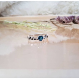 Ps​ Present​ : MiniHeart London Blue Topaz Ring แหวนหัวใจลอนดอนบลู​โทพาส​ สุดคิ้วส์​ ตัวเรือน​เงิน​แท้​ 924